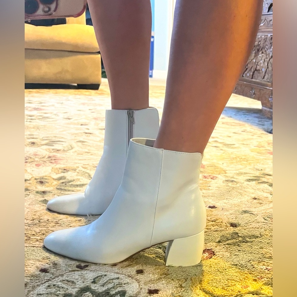 Adorable White, Leather 2.5 in booties!!!